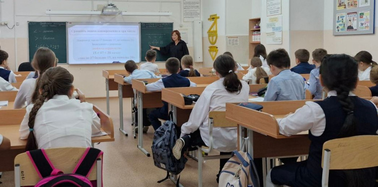 Буркут Альбина Ильгизовна провела открытый урок в 5в классе.